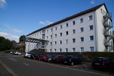 Wohnheim mit anliegendem Parkplatz